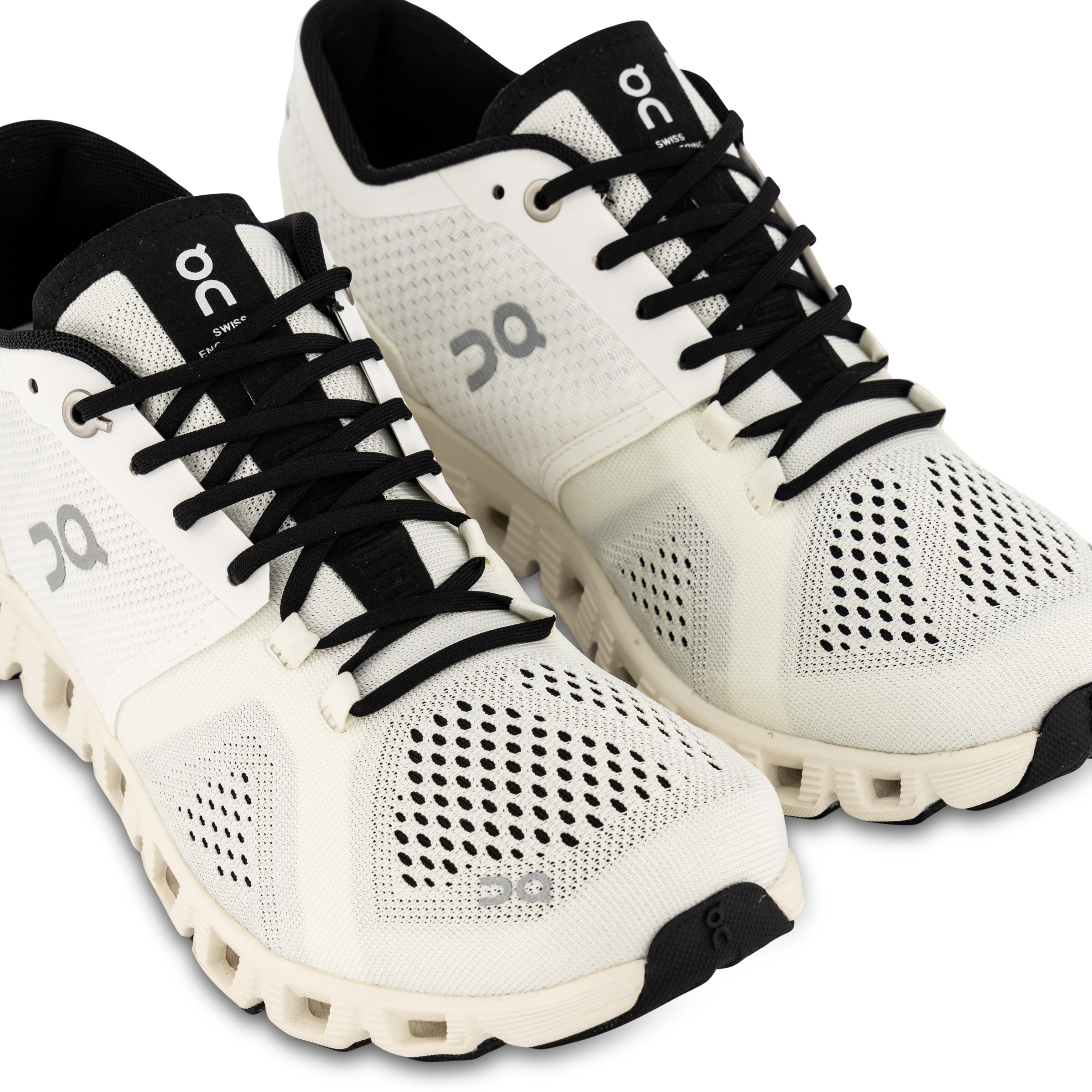 On CLOUD X WOMENS White Black Hype DC